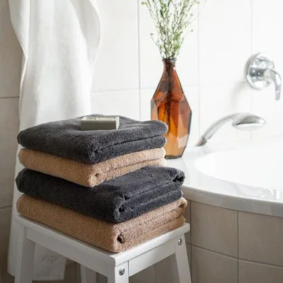 Obrázok produktu pre Sada luxusných uterákov Unyqoos® – ultrajemná kvalita, 100% bavlna, tmavosivá farba, rozmer 50 x 100 cm, gramáž 570 g/m²,  Oeko-Tex Standard 100, s pútkom na zavesenie, možné prať do 60°C