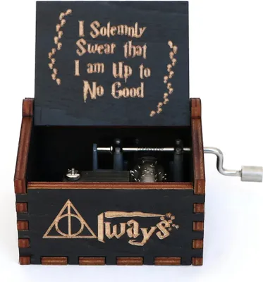 Zdjęcie produktu dla Pozytywka Harry Potter Ręczna zewnątrz znajduje piękny wzór wewnątrz napis wykonana jest drewna mechanizm