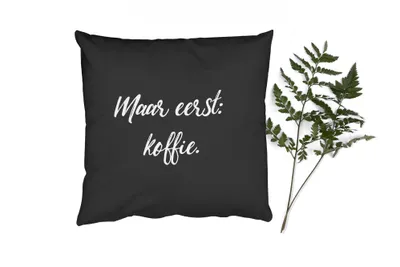 Produktbild von MuchoWow® Zierkissen Sofakissen Wohnzimmer Dekokissen 60x60 cm Sprichwörter - Zitate - Kaffee - Das Wichtigste zuerst: Kaffee - Sitzfläche - Foto Polster