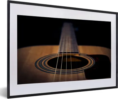 Produktbild von MuchoWow® MuchoWow® Gerahmtes Poster Nahaufnahme einer akustischen Gitarre auf schwarzem Hintergrund 60x40 cm - Poster mit zchwarzem Bilderrahmen - Schlafzimmer - Plakat in Rahmen - Drucken