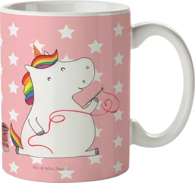 Produktbild von Mr. & Mrs. Panda Tasse Einhorn Näherin - Rot Pastell - Geschenk, Stricken, Unicorn, Einhörner, Teetasse, Kaffeebecher, Häkeln, haferl, Kaffeetasse, Basteln, Nähen, Becher