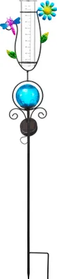 Produktbild von Regenmesser mit LED Beleuchtung für den Garten, 2-in-1 Funktion, Metall-Erdspieß, farbige Glaskugel in Bruchglas-Optik, Niederschlagsmesser aus Glas (blau mit Libelle und Blume)
