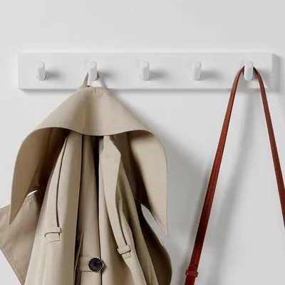 Productafbeelding van Unyqoos® Wandgarderobe met 5 haken, wit – ruimtebesparende garderobestang, draagvermogen tot 20 kg, onzichtbare bevestiging, inclusief montagemateriaal