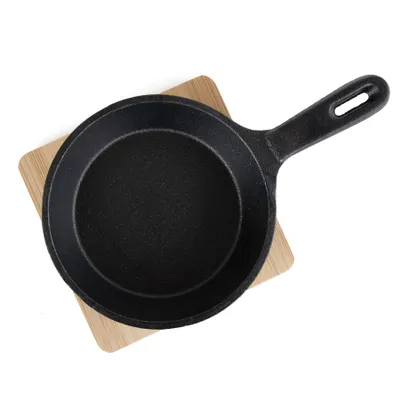 Zdjęcie produktu dla HOMLA Patelnia ANDREAS żeliwna z bambusową podkładką 21x12 cm