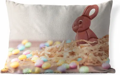 Produktbild von MuchoWow® Outdoor Kissen - Ein Schokoladenhase mit kleinen Eiern zu Ostern - 50x30 cm - Wetterfest - Lounge Kissen - Sofa kissen - Wohnzimmer Dekoration
