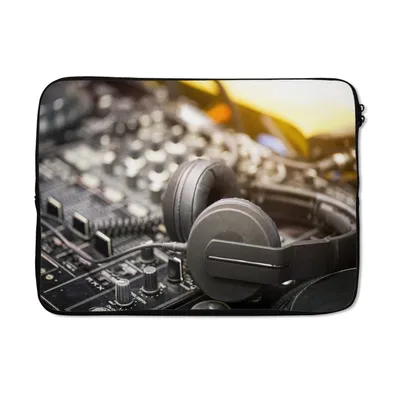 Produktbild von MuchoWow® Laptop Hülle 14 ZollGraue Kopfhörer an einem Mischpult Laptoptasche - Laptoptasche - Stoßsicher - Schutzhaube