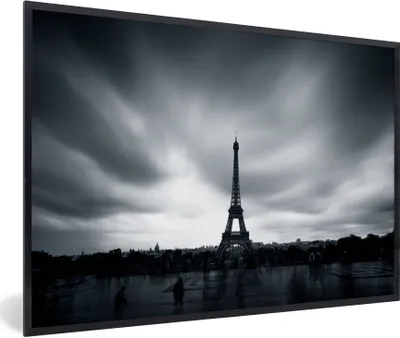 Produktbild von MuchoWow® Gerahmtes Poster Blick auf den Eiffelturm 60x40 cm - Poster mit Schwarzem Bilderrahmen Wandposter Rahmen Foto Bilder - Printing - Wanddeko Schlafzimmer