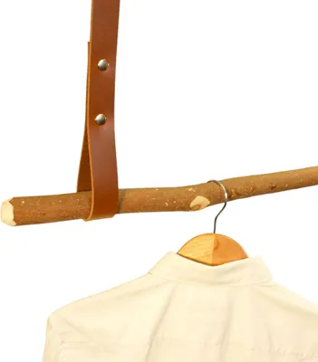 Produktbild von herbeschick. Garderobenstange Naturbursche Hängegarderobe, Leder braun 40 cm, Stock ungeschält 115 cm; Beschläge silber