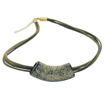 Produktbild von Kette 54x19mm Anhänger Rohr flach gebogen stein-oliv-gesprenkelt matt Kunststoff 45cm oliv 54x19mm