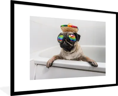 Produktbild von MuchoWow® MuchoWow® Gerahmtes Poster Mops mit Sonnenbrille in der Badewanne 90x60 cm - Poster mit zchwarzem Bilderrahmen - Wanddekoration - Fotos