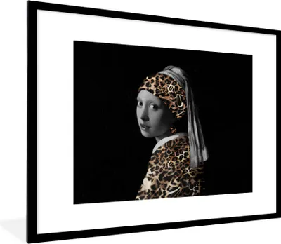 Produktbild von MuchoWow® Gerahmtes Poster Gemälde - Mädchen mit Perlenohrring - Panther 80x60 cm - Poster mit Schwarzem Bilderrahmen Wandposter Rahmen Foto Bilder - Schlafzimmer-Dekorationen - Fotoposter