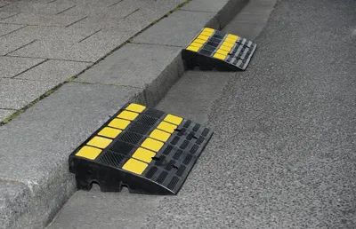 Produktbild von Bordsteinrampe aus Hartgummi schwarz/gelb reflektierend H 150 mm