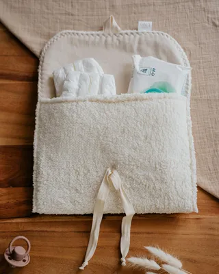 Image de Little Livo – Sac à langer fait main « Teddy » – Rangement à langer tout doux pour les déplacements – Trousse à langer compacte en coton – 28 x 22 cm – Beige