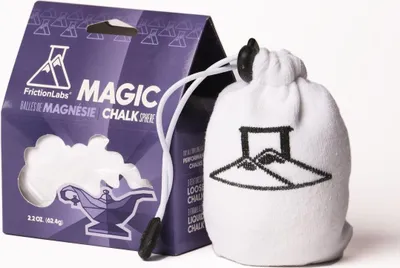 Friction Labs Magic Chalk Ball Original in weißem Beutel; verpackt in einer transparenten Box.