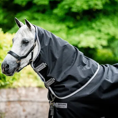 Image de Couverture de cheval Horseware Amigo 1200D, modèle Turnout, 150g, taille : L, couleur : noir/gris titane/argent