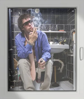 Produktbild von Wallario Lichtschutzbild, Dekorativer Sichtschutz Sonnenschutz 76 x 93 cm mit Motiv: Kloparty - Sexy Mann auf Toilette mit Zigarette - Verdunklung ohne Bohren