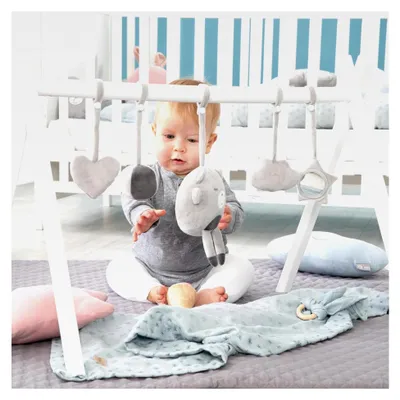 Produktbild von Montessori-Spielbogen für Babys - Aktivitätscenter aus weiß lackiertem Holz - Spieltrapez ab 3 Monaten mit Anhängemöglichkeiten für Spielsets