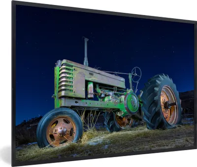 Produktbild von MuchoWow® Gerahmtes Poster Traktor - Grün - Sternenhimmel - Bauernhof - Nacht 90x60 cm - Poster mit Schwarzem Bilderrahmen Wandposter Rahmen Foto Bilder - Fotorahmen - Foto-Plakat
