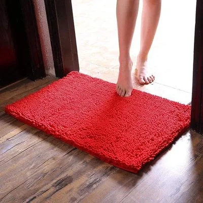 Produktbild von DigiRigi® Badematte aus Chenille 50 x 80 cm – rutschfest, extra weich & saugfähig, hochflorig, maschinenwaschbar, rot, für Badezimmer