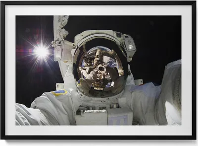 Produktbild von NASA-Astronaut im Weltraum– Wandbild mit Rahmen – Gerahmtes Bild  – Wanddekoration – 100x70 cm –  Schwarz Rahmen