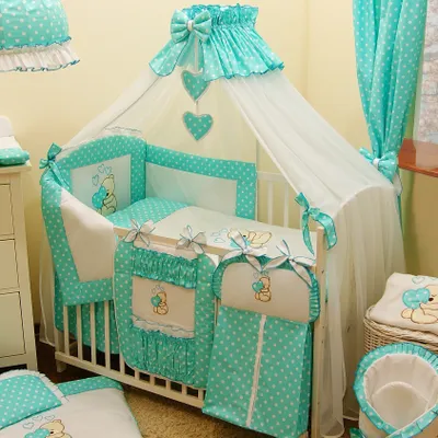 Produktbild von Babybettwäsche Komplettset 18 Teilig ohne Bett für Bettchen in Größe 60x120 aus 100% Baumwolle bestickt mit einem Teddybär mit Herz inkl. Moskitonetz Türkis