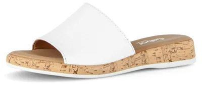 Produktbild von Gabor Damen Slip-On Sandalen in Weiß mit breitem Riemen, offenem Zehen-Design und flacher Korksohle
