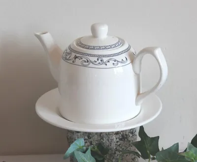 Produktbild von 050 Teekanne Hongkong weiss blau Ornamente mit Unterteller, 2 Personen