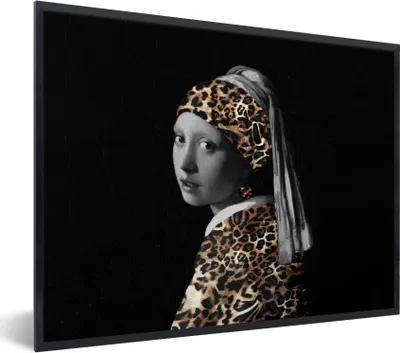 Produktbild von MuchoWow® Gerahmtes Poster Gemälde - Mädchen mit Perlenohrring - Panther 80x60 cm - Poster mit Schwarzem Bilderrahmen Wandposter Rahmen Foto Bilder - Schwarzem - Mit Gestell