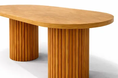 Image de Ensemble de salle à manger élégant de couleur marron : table de salle à manger en bois, chaises, mobilier de salle à manger