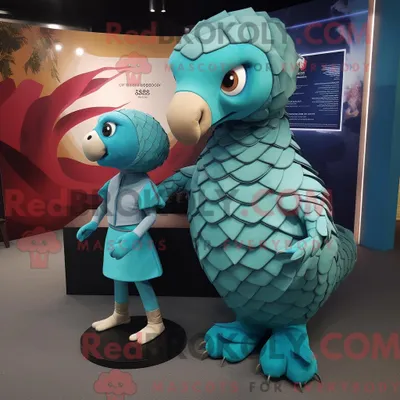 Obrázok produktu pre Maskot spoločnosti REDBROKOLY, ježko Teal, je oblečený v mini sukni a má na sebe hodinky