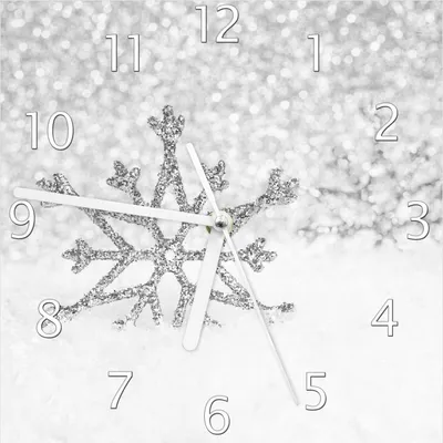 Produktbild von Wallario Design Wanduhr Silberne Schneeflocken aus Echtglas, Größe 20 x 20 cm