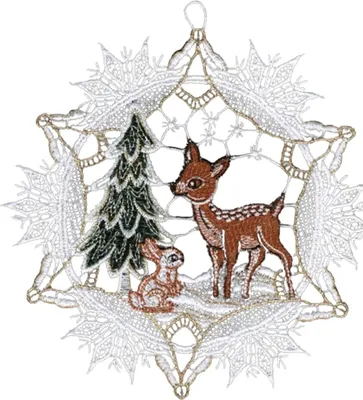 Ein zartes Spitzenornament zeigt ein Reh und ein Eichhörnchen im verschneiten Winterwald umgeben von einem kunstvoll gestalteten Schneeflockenrahmen