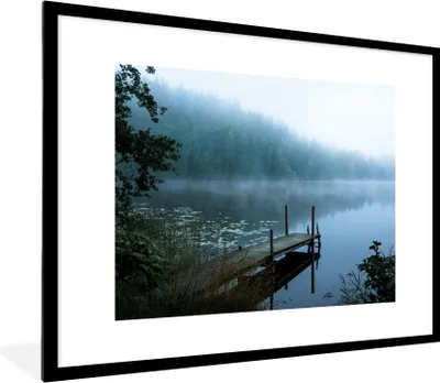 Produktbild von MuchoWow® Gerahmtes Poster Natur - See - Wald - Nebel 80x60 cm - Poster mit Schwarzem Bilderrahmen Wandposter Rahmen Foto Bilder - Schlafzimmer-Dekorationen - Fotoposter