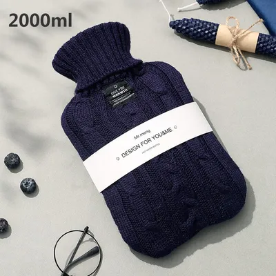 Produktbild von Wärmflasche mit weichem Strickbezug Auslaufsichere Wärmeflasche Bettflasche zur Schmerzlinderung aus Naturkautschuk für Kinder 2000ml Dunkelblau