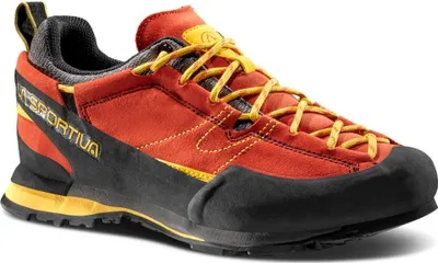 Roter La Sportiva Boulder X Schuh mit gelben Schnürsenkeln und schwarzer Gummisohle