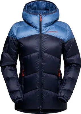Dunkelblaue und hellblaue isolierte Damenjacke von La Sportiva mit Kapuze.
