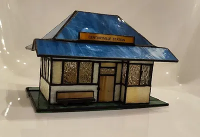 Detaillierte Miniaturdarstellung eines Bahnhofsgebäudes gefertigt im Tiffany-Stil.