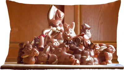 Produktbild von MuchoWow® Zierkissen Sofakissen Wohnzimmer Dekokissen 50x30 cm Ein Haufen verschiedener Schokoladenosterhasen - Wohnzimmerdekoration - Polster mit Photo