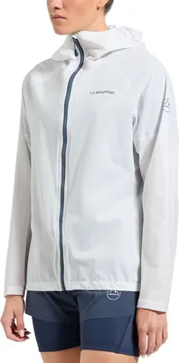 Damen-Windbreaker "Pocketshell Jkt W" von La Sportiva in hellgrau; mit Kapuze und Reißverschluss; kombiniert mit Shorts.