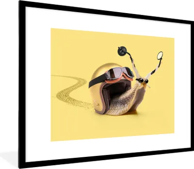 Produktbild von MuchoWow® Gerahmtes Poster Schnecke - Tiere - Helm - Gelb - Spiegel 80x60 cm - Poster mit Schwarzem Bilderrahmen Wandposter Rahmen Foto Bilder - Schlafzimmer-Dekorationen - Fotoposter