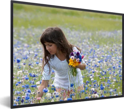 Produktbild von MuchoWow® Gerahmtes Poster Mädchen - Blumen - Wiese 40x30 cm - Poster mit Schwarzem Bilderrahmen Wandposter Rahmen Foto Bilder - Kunstposter - Wanddekorationen
