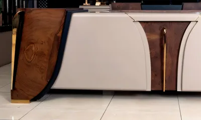 Produktbild von Designer Schreibtisch Beige Holzrahmen mit goldenen Details und modernem Look
