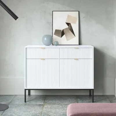Produktbild von Kommode Kioto 104 cm Weiß & Schwarz – Rillenfront, Goldene Griffe, 2 Türen, 2 Schubladen
