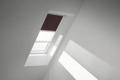 Produktbild von VELUX Vorteils-Set Verdunkelungsrollo uni dunkelbraun und Faltstore Plissee weiß manuell Rahmen weiß DFD C02 4559SWL