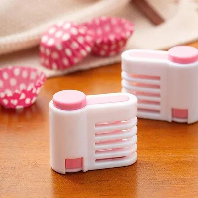 Immagine prodotto di Accessorio da cucina per prodotti da forno - Fissaggio per tagliapasta, divisore per torte e livellatore, colore rosso