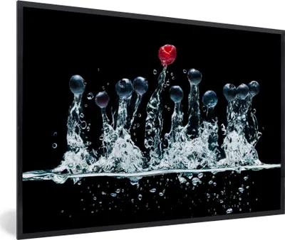 Produktbild von MuchoWow® MuchoWow® Gerahmtes Poster Beeren - Wasser - Schwarz - Obst - Himbeere 30x20 cm - Poster mit zchwarzem Bilderrahmen - Kunstdruck - Bild-Poster