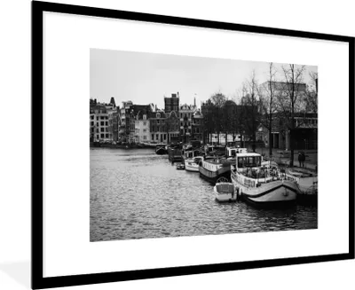 Produktbild von MuchoWow® Gerahmtes Poster Gracht in Amsterdam - Schwarz - Weiß 90x60 cm - Poster mit Schwarzem Bilderrahmen Wandposter Rahmen Foto Bilder - Wanddekoration - Fotos