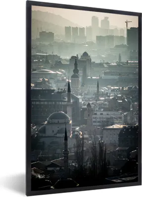 Produktbild von MuchoWow® Gerahmtes Poster Nebel über Sarajevo, der Hauptstadt von Bosnien und Herzegowina 60x90 cm - Poster mit Schwarzem Bilderrahmen Wandposter Rahmen Foto Bilder - Kunst