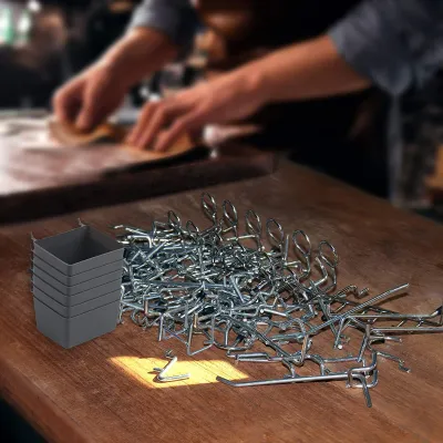 Productafbeelding van 140-delige set metalen haken voor prikbord, inclusief diverse soorten haken en bevestigingsstukken, geschikt voor ophanging