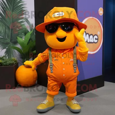 Produktbild von Orange REDBROKOLY Mango Maskottchen kostümfigur bekleidet mit Cargo-Shorts und Baskenmützen